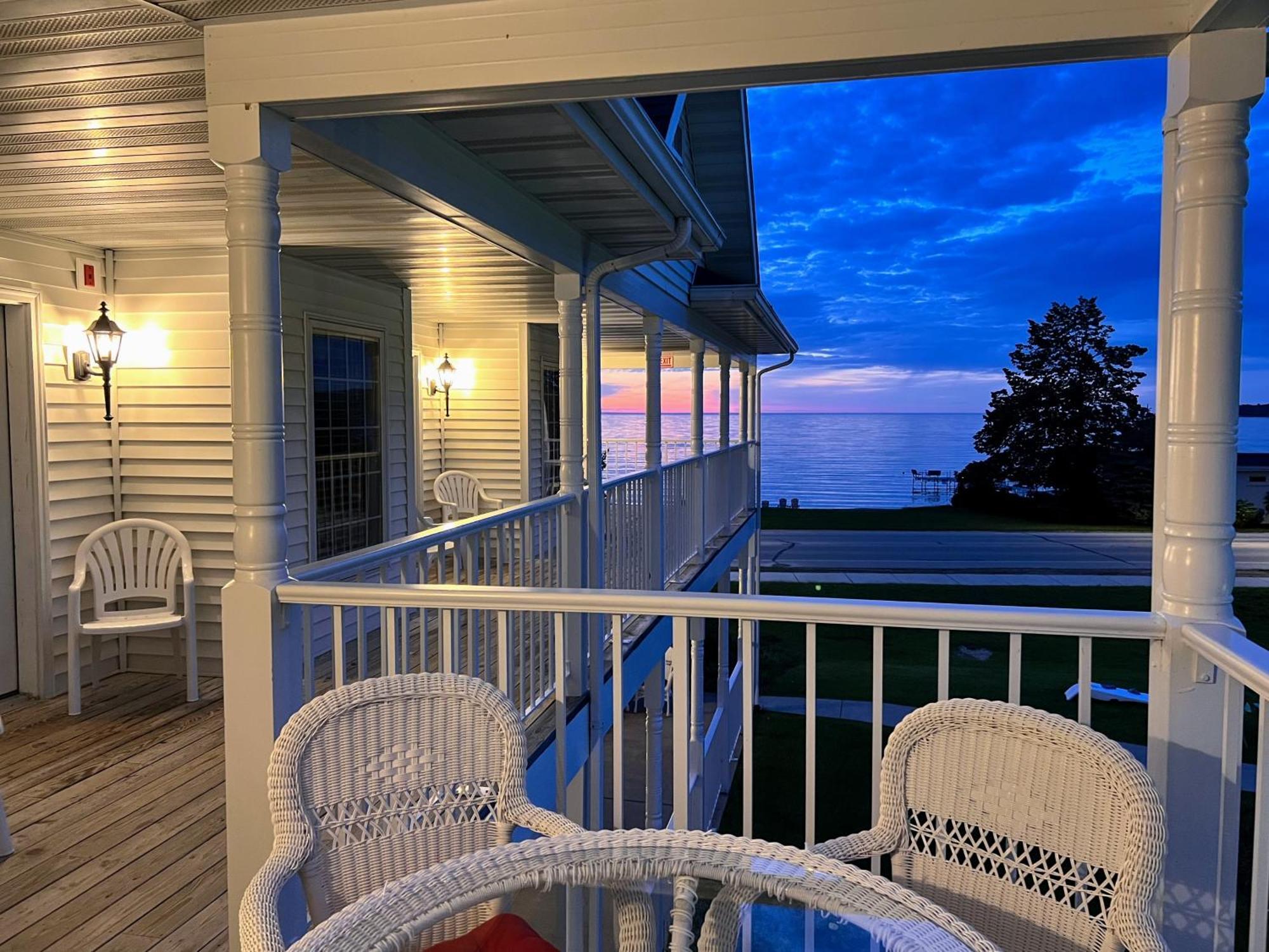 Bay Breeze Resort Ифрейм Екстериор снимка