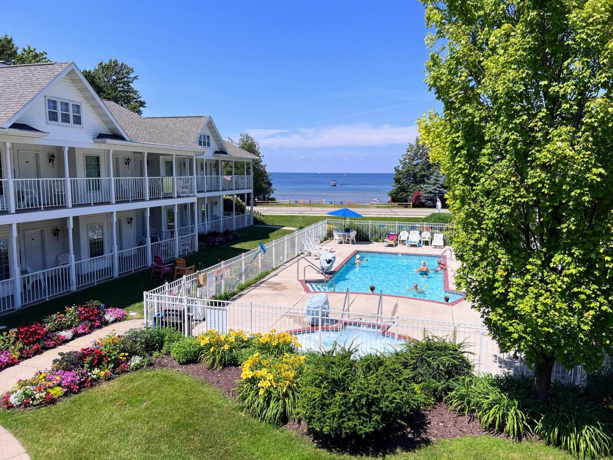 Bay Breeze Resort Ифрейм Екстериор снимка