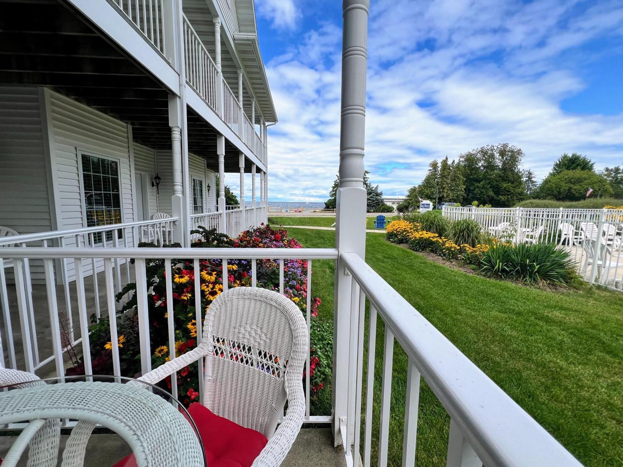 Bay Breeze Resort Ифрейм Екстериор снимка