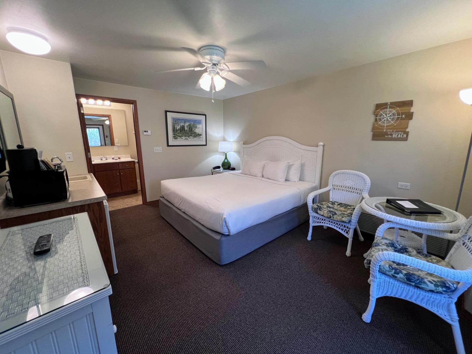 Bay Breeze Resort Ифрейм Екстериор снимка