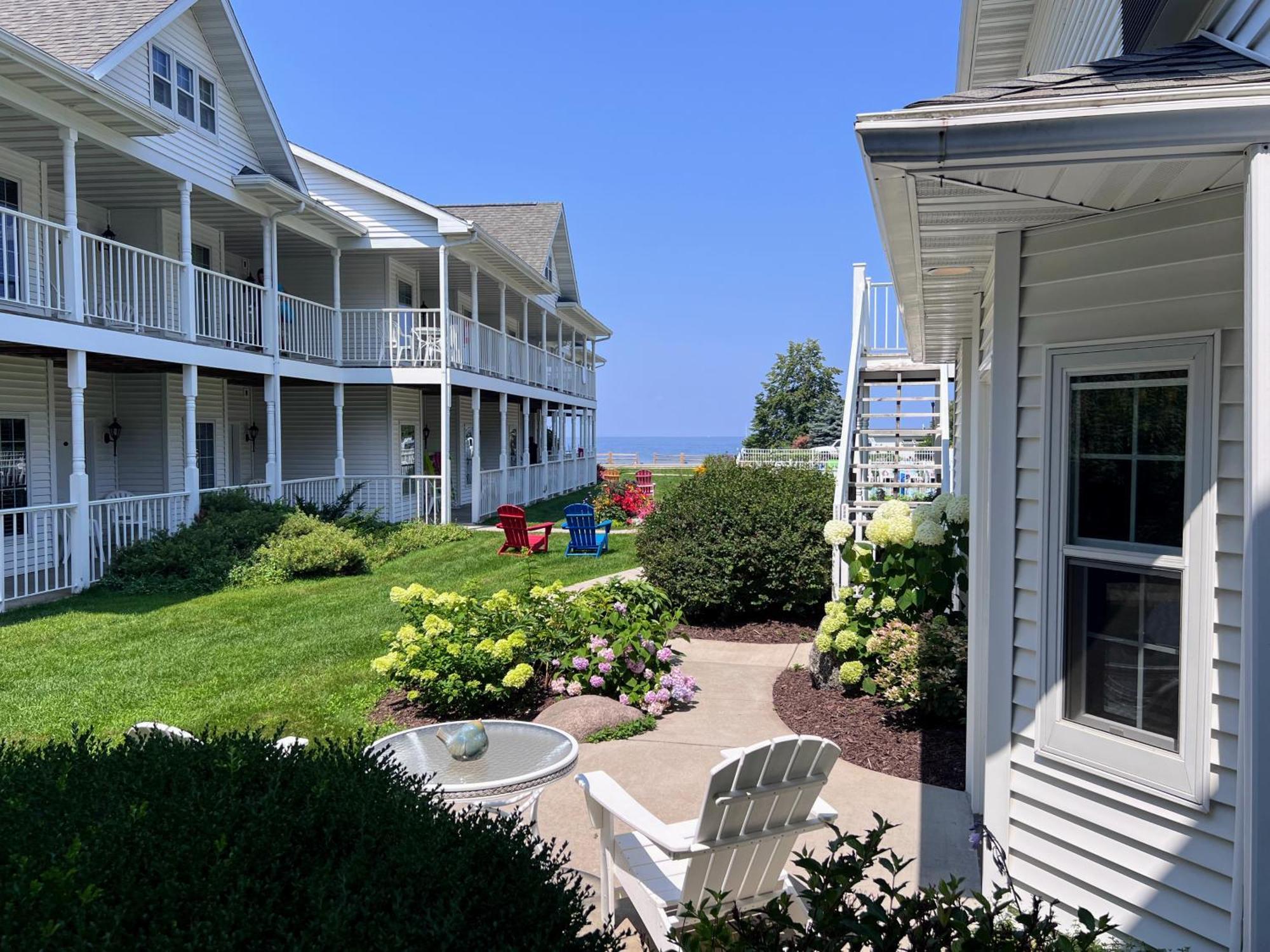 Bay Breeze Resort Ифрейм Екстериор снимка