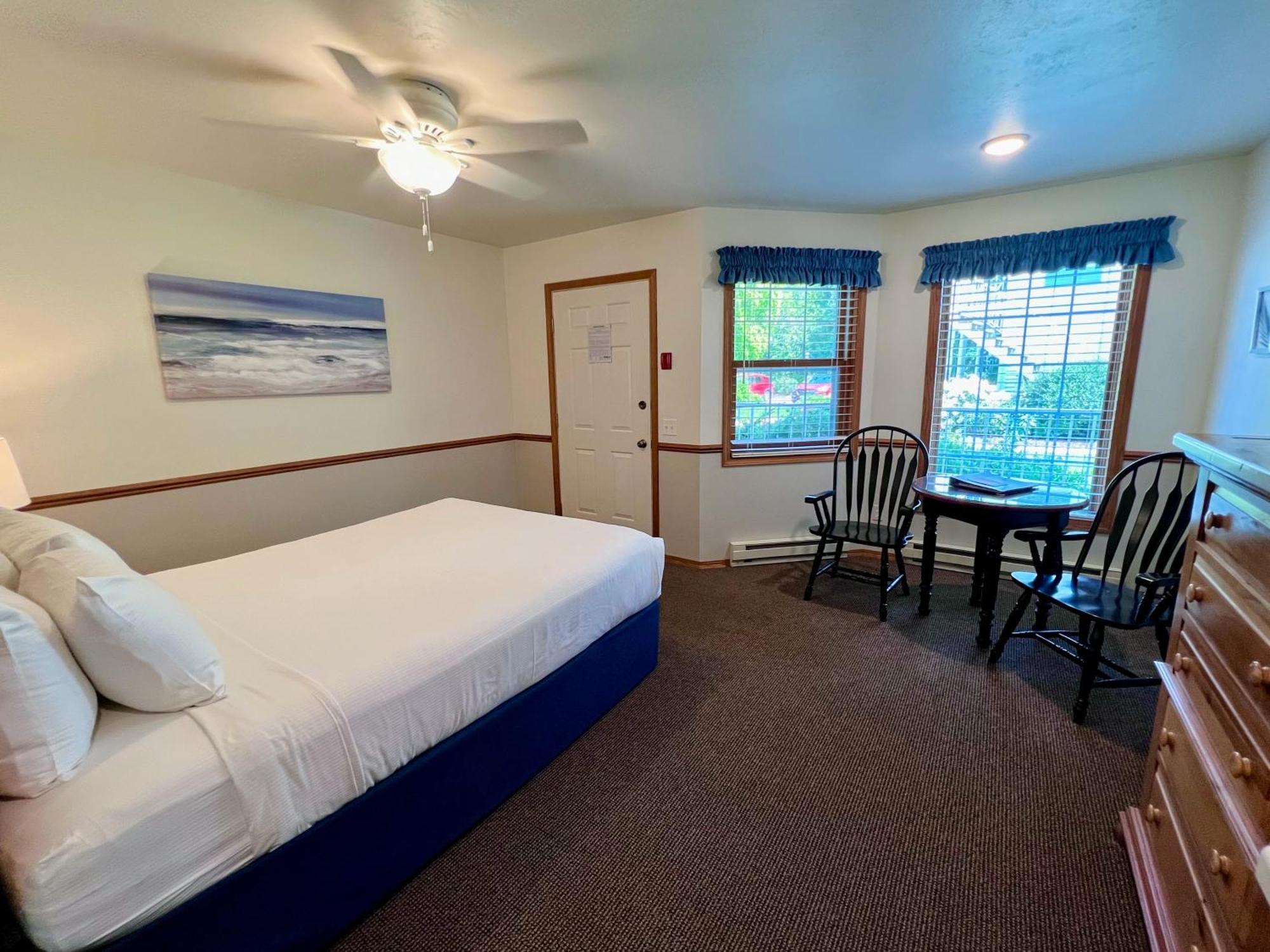 Bay Breeze Resort Ифрейм Екстериор снимка