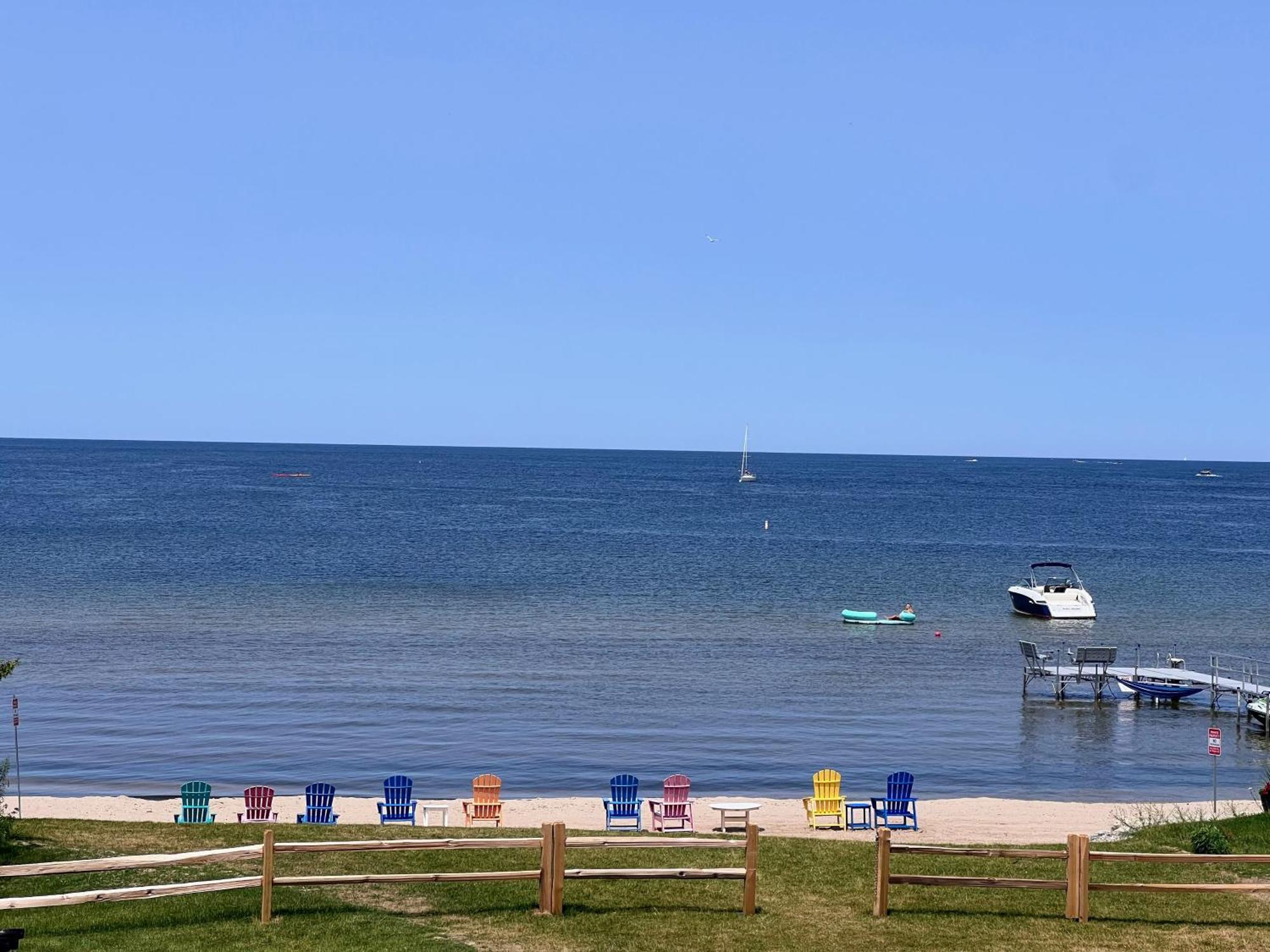 Bay Breeze Resort Ифрейм Екстериор снимка