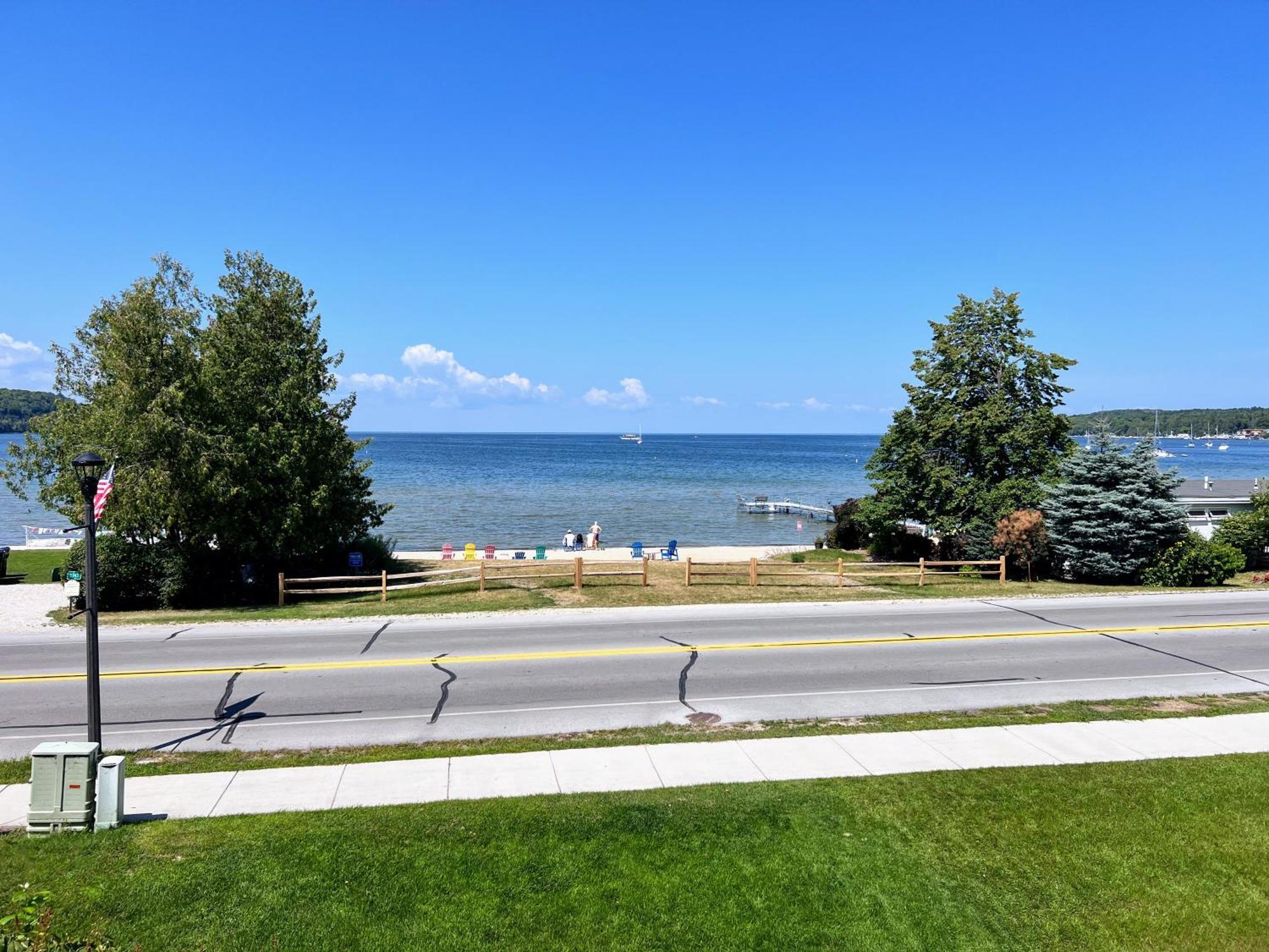 Bay Breeze Resort Ифрейм Екстериор снимка